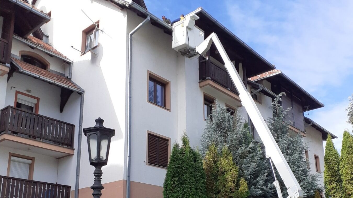 Kamion za održavanje pored stambene zgrade