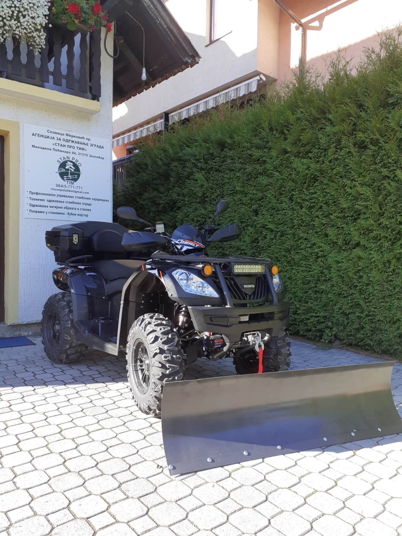 Kvad sa raonikom za čišćenje snega