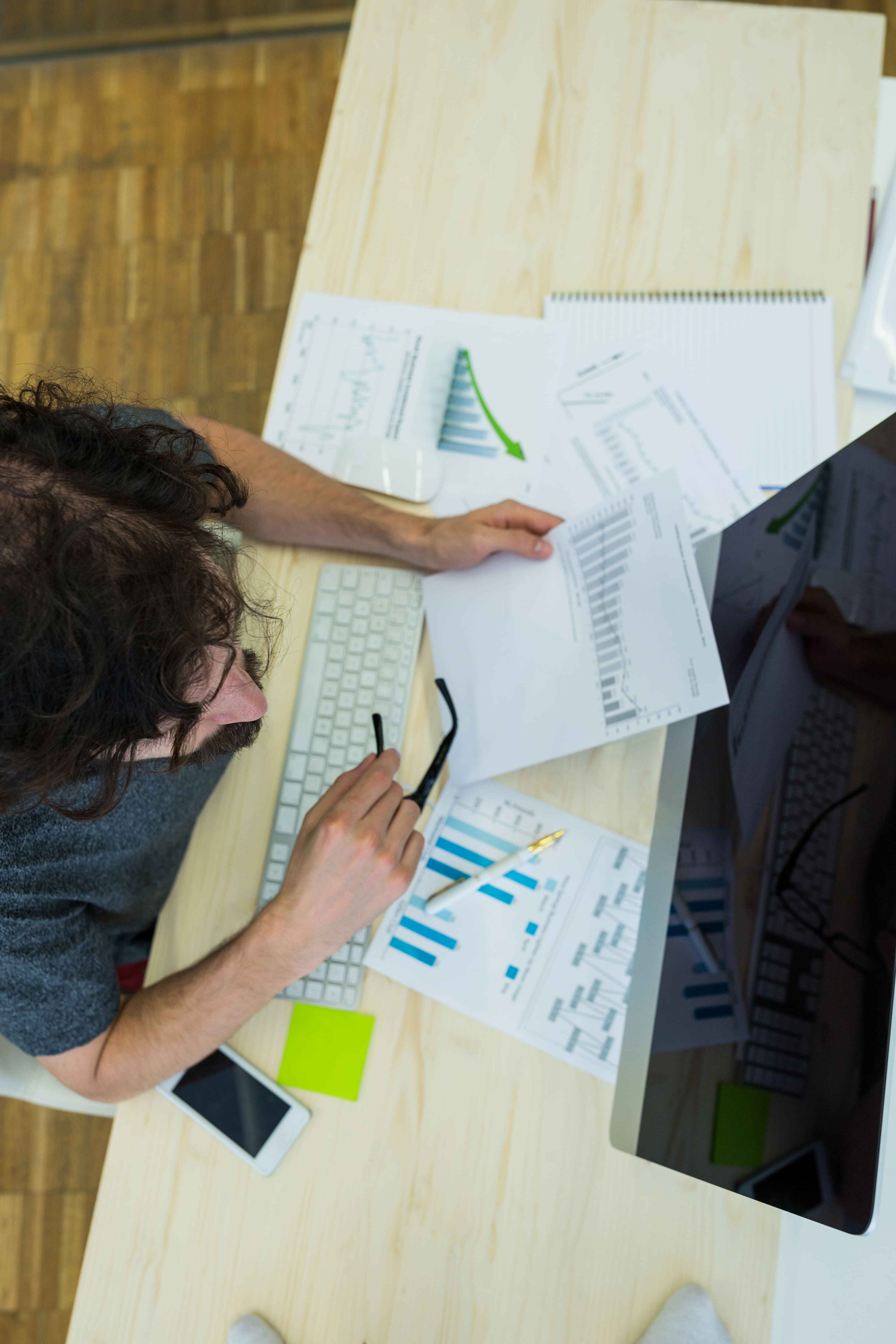 Beli kamion u toku saniranja kvara na krovu zgrade