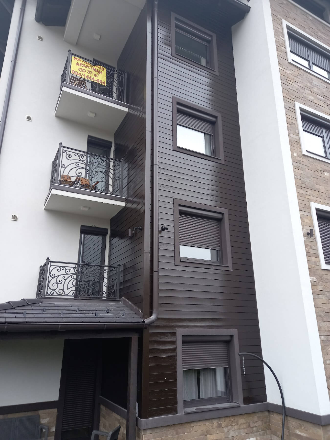 Drveni zid posle farbanja