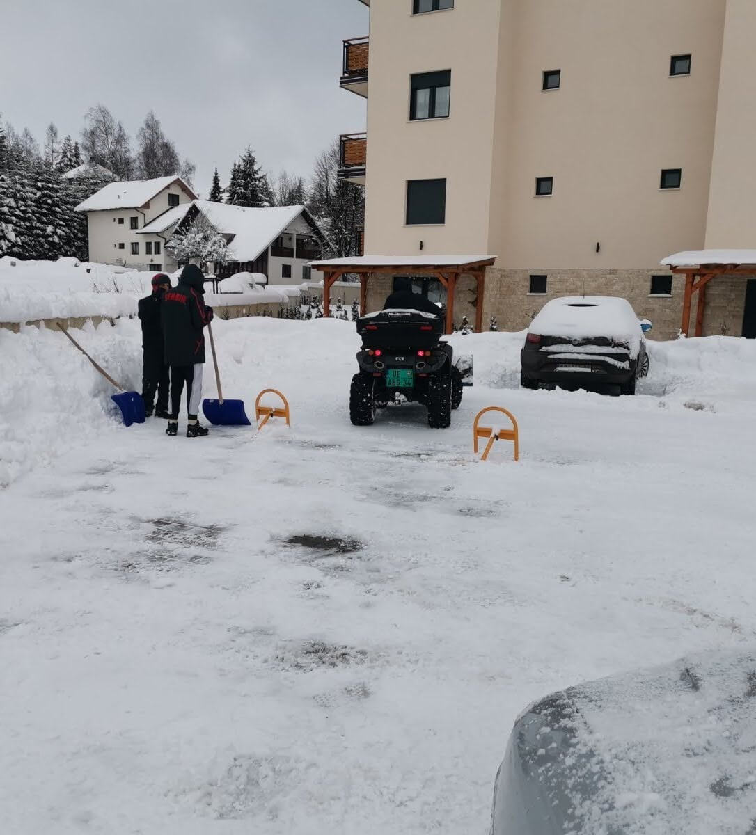 Očišćena staza od snega ispred zgrade